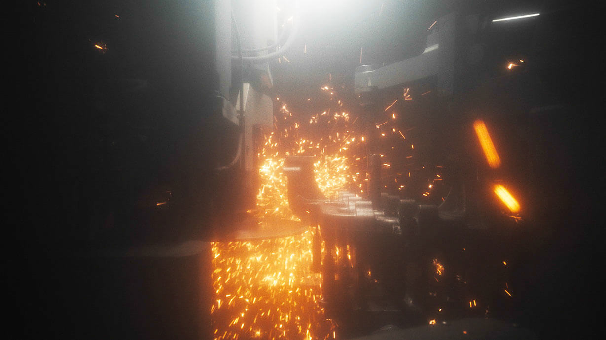foto con scintille provocate da macchinario di sbavatura mentre sta lavorando un pezzo in ghisa